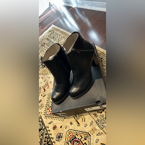 BNIB WOMEN’S SIMPLY VERA BY VERA WANG BLACK HEELED BOOTIES (Size 8) - Picture 3 of 8